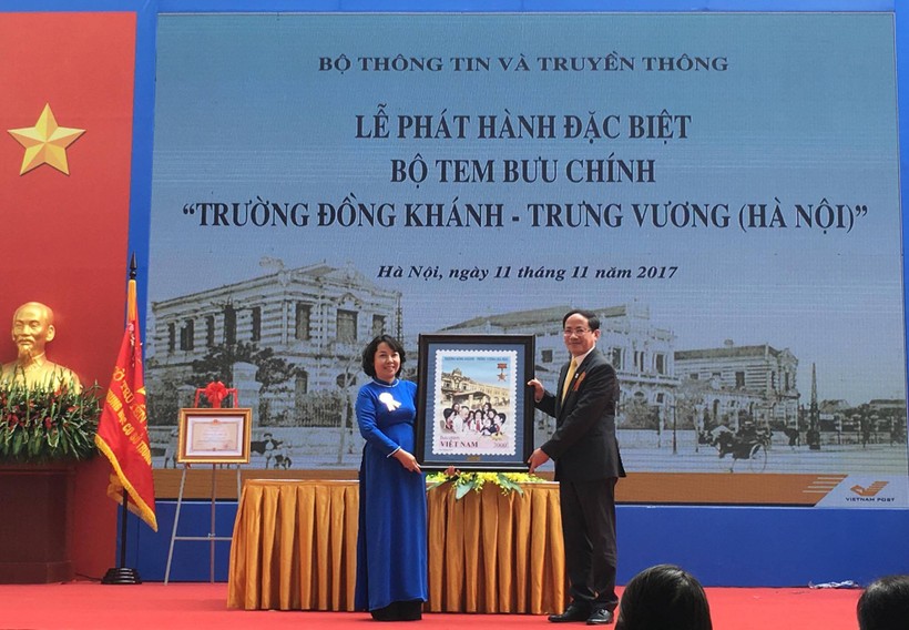 Chủ tịch Quốc hội thực hiện nghi thức phát hành đặc biệt bộ tem “Trường Đồng Khánh - Trưng Vương (Hà Nội)” ảnh 2 Chủ tịch Quốc hội thực hiện nghi thức phát hành đặc biệt bộ tem “Trường Đồng Khánh - Trưng Vương (Hà Nội)” ảnh 2