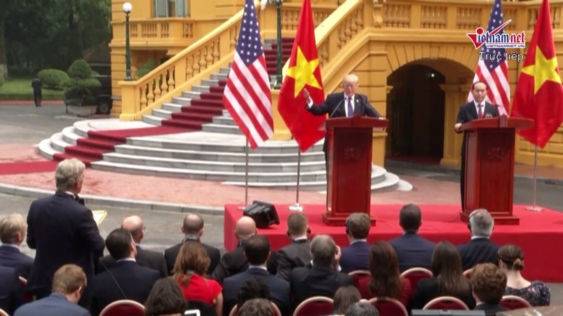 Việt-Mỹ đạt thỏa thuận thương mại công bằng, có đi có lại ảnh 7 Tổng thống Trump đang trả lời phỏng vấn của phóng viên nước ngoài