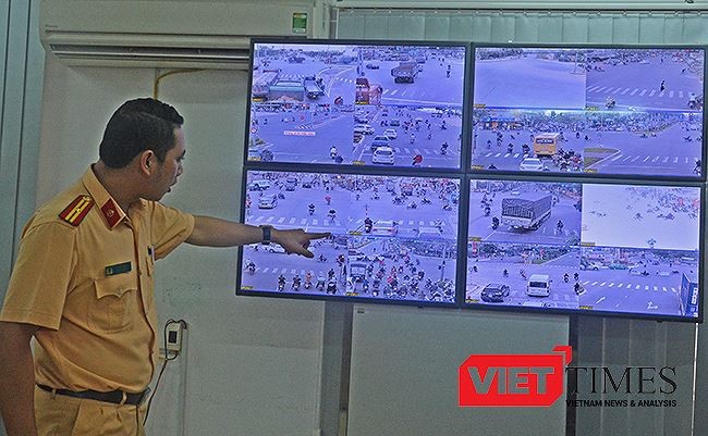 Màn hình theo dõi giao thông tại Phòng CSGT Công an TP Đà Nẵng. Ảnh: Hồ Xuân Mai.