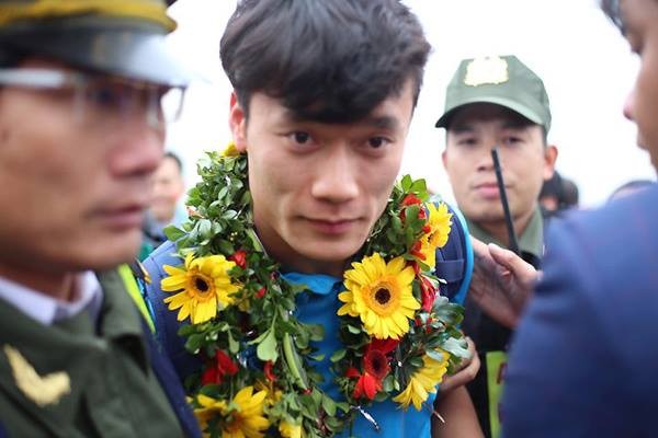 Hàng vạn người đội mưa rét, đứng dọc 30km đón mừng U23 Việt Nam ảnh 35 Hàng vạn người đội mưa rét, đứng dọc 30km đón mừng U23 Việt Nam ảnh 35