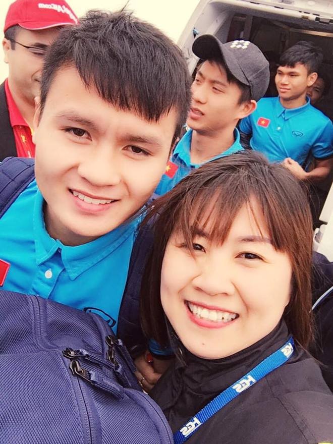 Hàng vạn người đội mưa rét, đứng dọc 30km đón mừng U23 Việt Nam ảnh 36 Hàng vạn người đội mưa rét, đứng dọc 30km đón mừng U23 Việt Nam ảnh 36