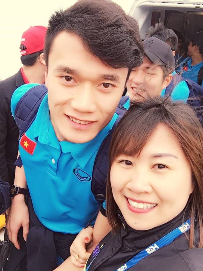 Hàng vạn người đội mưa rét, đứng dọc 30km đón mừng U23 Việt Nam ảnh 37 Hàng vạn người đội mưa rét, đứng dọc 30km đón mừng U23 Việt Nam ảnh 37
