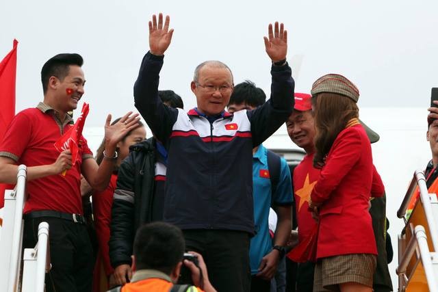 Hàng vạn người đội mưa rét, đứng dọc 30km đón mừng U23 Việt Nam ảnh 22 Hàng vạn người đội mưa rét, đứng dọc 30km đón mừng U23 Việt Nam ảnh 22