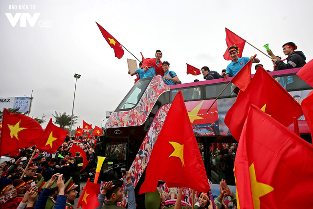 Soái ca Bùi Tiến Dũng cầm cờ, thủ quân Xuân Trường vẫy chào NHM U23 Việt Nam trên bus 2 tầng - Ảnh 1. Soái ca Bùi Tiến Dũng cầm cờ, thủ quân Xuân Trường vẫy chào NHM U23 Việt Nam trên bus 2 tầng - Ảnh 1.
