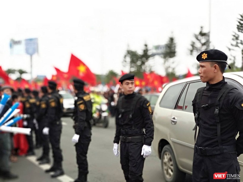 Hàng vạn người đội mưa rét, đứng dọc 30km đón mừng U23 Việt Nam ảnh 8 Hàng vạn người đội mưa rét, đứng dọc 30km đón mừng U23 Việt Nam ảnh 8