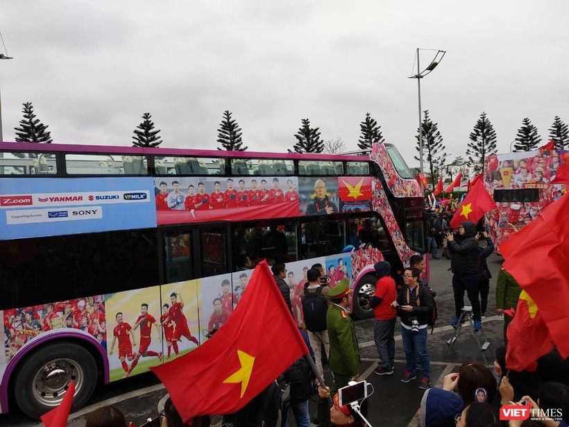 Hàng vạn người đội mưa rét, đứng dọc 30km đón mừng U23 Việt Nam ảnh 9 Hàng vạn người đội mưa rét, đứng dọc 30km đón mừng U23 Việt Nam ảnh 9