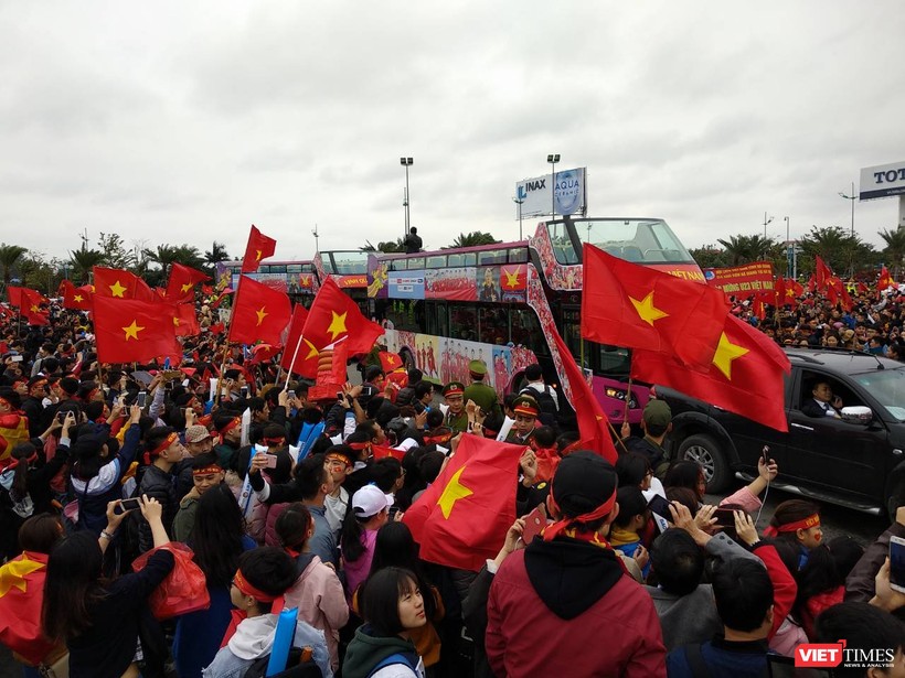 Hàng vạn người đội mưa rét, đứng dọc 30km đón mừng U23 Việt Nam ảnh 10 Hàng vạn người đội mưa rét, đứng dọc 30km đón mừng U23 Việt Nam ảnh 10