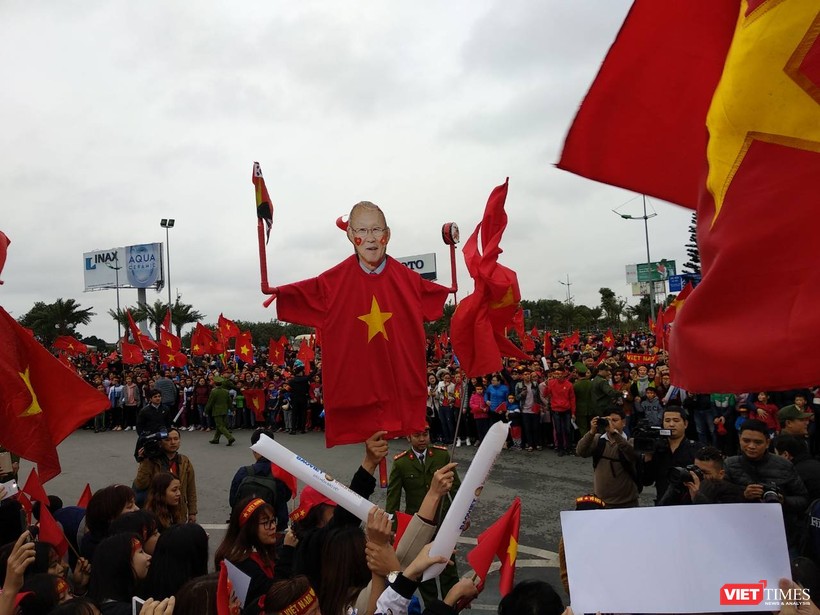 Hàng vạn người đội mưa rét, đứng dọc 30km đón mừng U23 Việt Nam ảnh 11 Hàng vạn người đội mưa rét, đứng dọc 30km đón mừng U23 Việt Nam ảnh 11