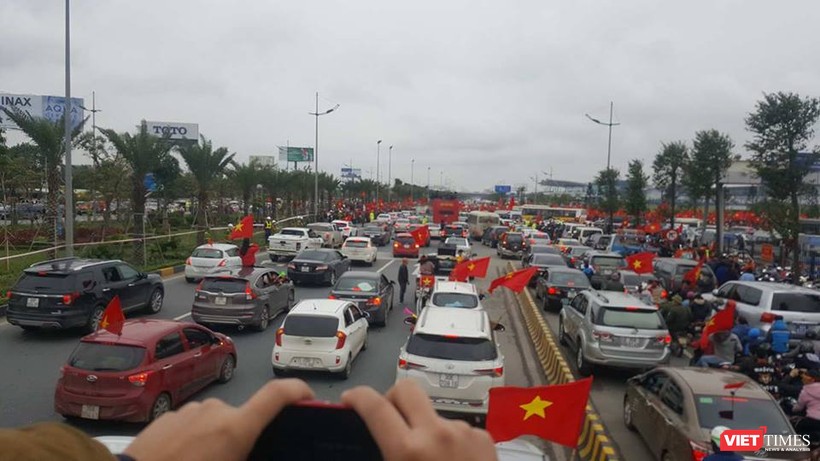 Hàng vạn người đội mưa rét, đứng dọc 30km đón mừng U23 Việt Nam ảnh 14 Hàng vạn người đội mưa rét, đứng dọc 30km đón mừng U23 Việt Nam ảnh 14
