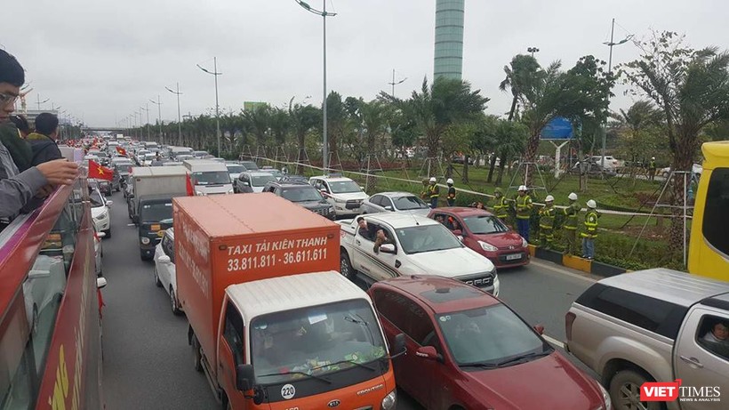 Hàng vạn người đội mưa rét, đứng dọc 30km đón mừng U23 Việt Nam ảnh 15 Hàng vạn người đội mưa rét, đứng dọc 30km đón mừng U23 Việt Nam ảnh 15