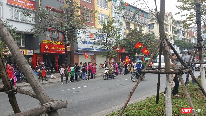 Hàng vạn người đội mưa rét, đứng dọc 30km đón mừng U23 Việt Nam ảnh 16 Hàng vạn người đội mưa rét, đứng dọc 30km đón mừng U23 Việt Nam ảnh 16