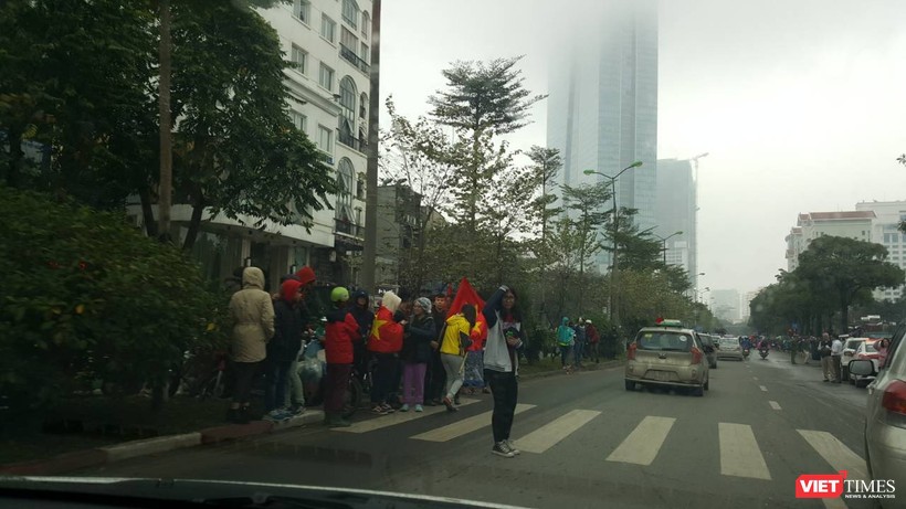 Hàng vạn người đội mưa rét, đứng dọc 30km đón mừng U23 Việt Nam ảnh 17 Hàng vạn người đội mưa rét, đứng dọc 30km đón mừng U23 Việt Nam ảnh 17