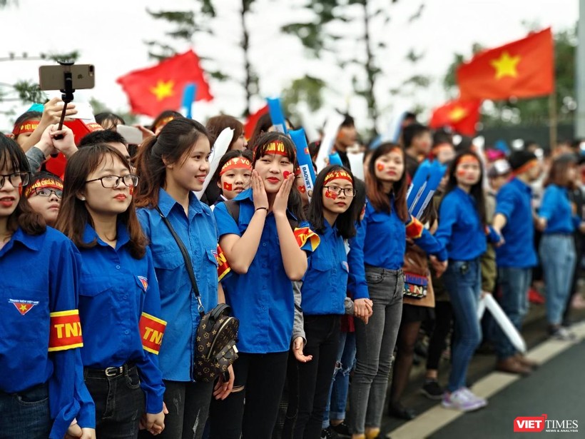 Hàng vạn người đội mưa rét, đứng dọc 30km đón mừng U23 Việt Nam ảnh 1 Hàng vạn người đội mưa rét, đứng dọc 30km đón mừng U23 Việt Nam ảnh 1