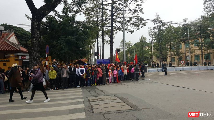 Hàng vạn người đội mưa rét, đứng dọc 30km đón mừng U23 Việt Nam ảnh 19 Hàng vạn người đội mưa rét, đứng dọc 30km đón mừng U23 Việt Nam ảnh 19