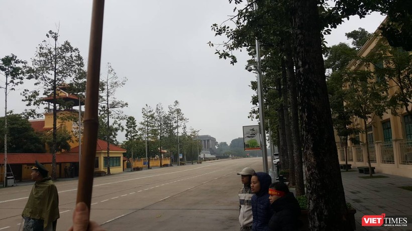 Hàng vạn người đội mưa rét, đứng dọc 30km đón mừng U23 Việt Nam ảnh 20 Hàng vạn người đội mưa rét, đứng dọc 30km đón mừng U23 Việt Nam ảnh 20