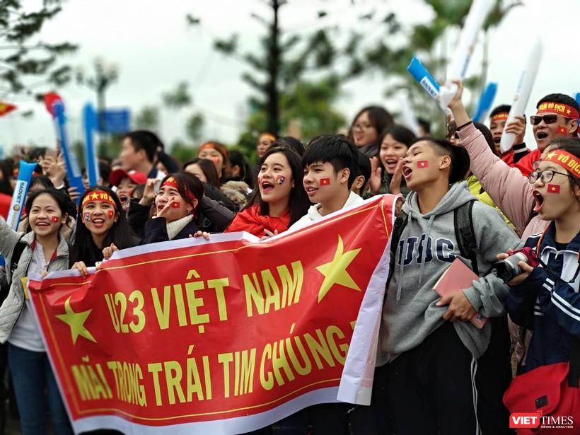 Hàng vạn người đội mưa rét, đứng dọc 30km đón mừng U23 Việt Nam ảnh 2 Hàng vạn người đội mưa rét, đứng dọc 30km đón mừng U23 Việt Nam ảnh 2