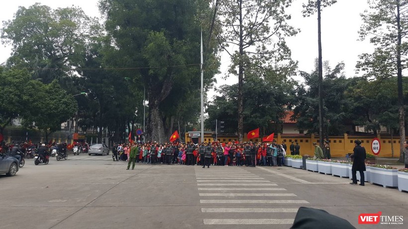 Hàng vạn người đội mưa rét, đứng dọc 30km đón mừng U23 Việt Nam ảnh 21 Hàng vạn người đội mưa rét, đứng dọc 30km đón mừng U23 Việt Nam ảnh 21
