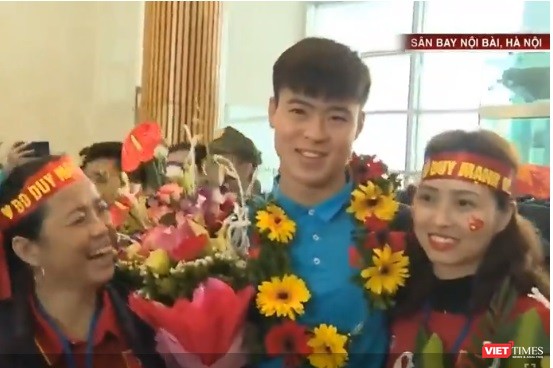 Hàng vạn người đội mưa rét, đứng dọc 30km đón mừng U23 Việt Nam ảnh 23 Lúc này, sân bay Nội Bài tràn ngập Hoa, tiếng hò reo, nụ cười và cả những giọt nước mắt.