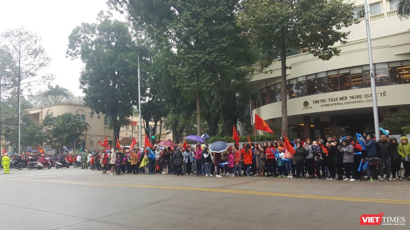Hàng vạn người đội mưa rét, đứng dọc 30km đón mừng U23 Việt Nam ảnh 28 Hàng vạn người đội mưa rét, đứng dọc 30km đón mừng U23 Việt Nam ảnh 28