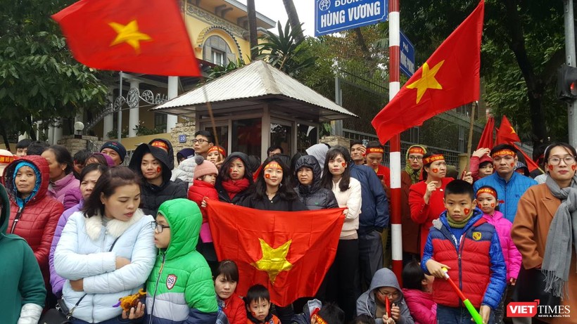 Hàng vạn người đội mưa rét, đứng dọc 30km đón mừng U23 Việt Nam ảnh 29 Hàng vạn người đội mưa rét, đứng dọc 30km đón mừng U23 Việt Nam ảnh 29