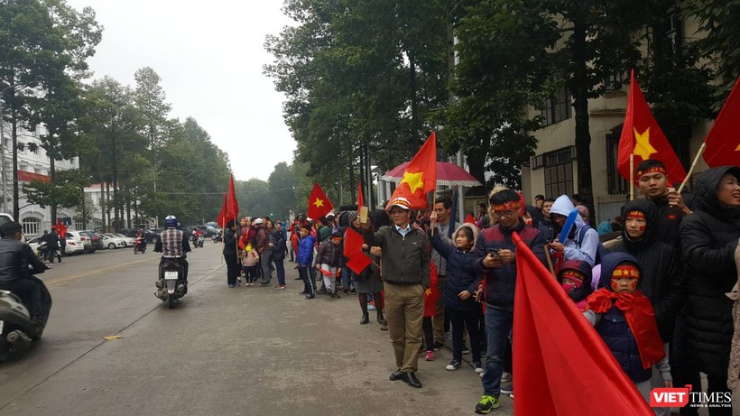 Hàng vạn người đội mưa rét, đứng dọc 30km đón mừng U23 Việt Nam ảnh 30 Hàng vạn người đội mưa rét, đứng dọc 30km đón mừng U23 Việt Nam ảnh 30