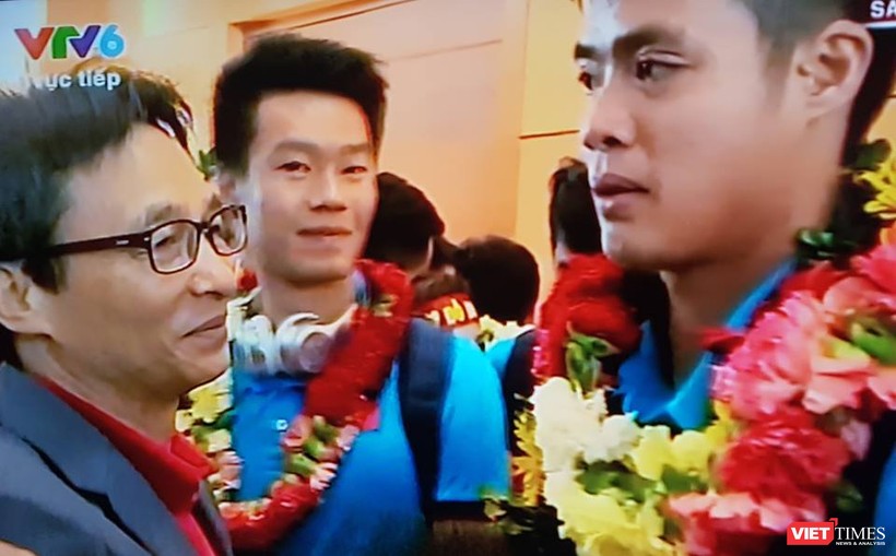 Hàng vạn người đội mưa rét, đứng dọc 30km đón mừng U23 Việt Nam ảnh 27 Hàng vạn người đội mưa rét, đứng dọc 30km đón mừng U23 Việt Nam ảnh 27