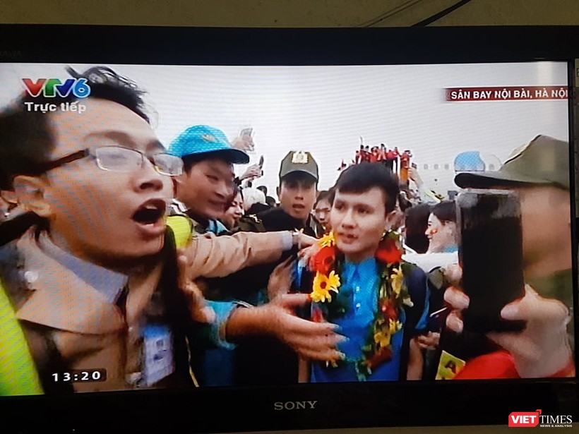 Hàng vạn người đội mưa rét, đứng dọc 30km đón mừng U23 Việt Nam ảnh 24 Hàng vạn người đội mưa rét, đứng dọc 30km đón mừng U23 Việt Nam ảnh 24