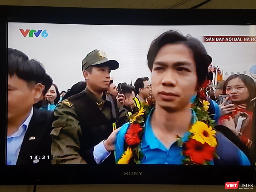 Hàng vạn người đội mưa rét, đứng dọc 30km đón mừng U23 Việt Nam ảnh 25 Hàng vạn người đội mưa rét, đứng dọc 30km đón mừng U23 Việt Nam ảnh 25