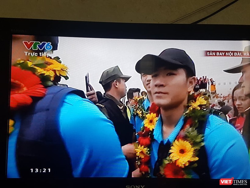 Hàng vạn người đội mưa rét, đứng dọc 30km đón mừng U23 Việt Nam ảnh 26 Hàng vạn người đội mưa rét, đứng dọc 30km đón mừng U23 Việt Nam ảnh 26