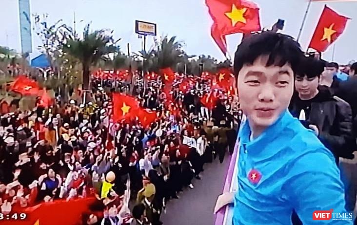 Hàng vạn người đội mưa rét, đứng dọc 30km đón mừng U23 Việt Nam ảnh 32 Hàng vạn người đội mưa rét, đứng dọc 30km đón mừng U23 Việt Nam ảnh 32