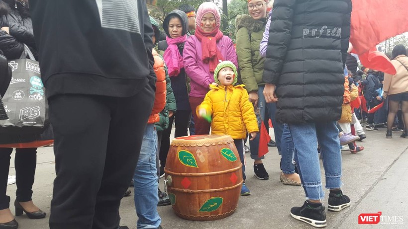 Hàng vạn người đội mưa rét, đứng dọc 30km đón mừng U23 Việt Nam ảnh 33 Hàng vạn người đội mưa rét, đứng dọc 30km đón mừng U23 Việt Nam ảnh 33