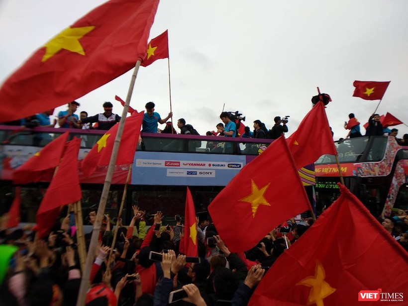 Hàng vạn người đội mưa rét, đứng dọc 30km đón mừng U23 Việt Nam ảnh 38 Hàng vạn người đội mưa rét, đứng dọc 30km đón mừng U23 Việt Nam ảnh 38