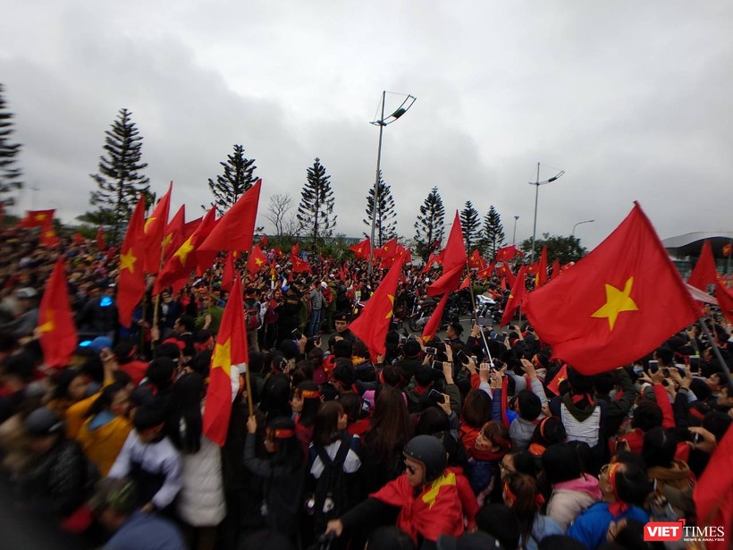 Hàng vạn người đội mưa rét, đứng dọc 30km đón mừng U23 Việt Nam ảnh 39 Hàng vạn người đội mưa rét, đứng dọc 30km đón mừng U23 Việt Nam ảnh 39