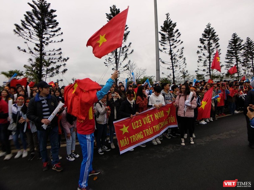 Hàng vạn người đội mưa rét, đứng dọc 30km đón mừng U23 Việt Nam ảnh 4 Hàng vạn người đội mưa rét, đứng dọc 30km đón mừng U23 Việt Nam ảnh 4