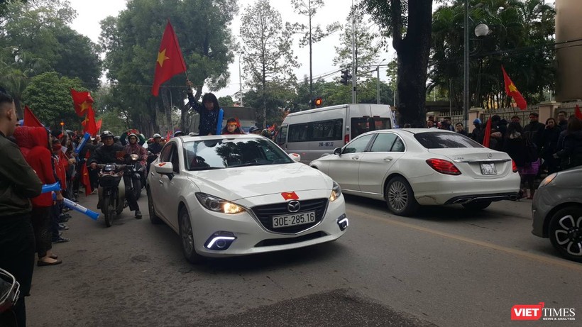 Hàng vạn người đội mưa rét, đứng dọc 30km đón mừng U23 Việt Nam ảnh 40 Hàng vạn người đội mưa rét, đứng dọc 30km đón mừng U23 Việt Nam ảnh 40