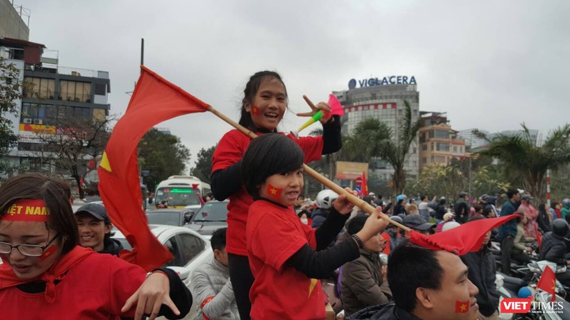 Hàng vạn người đội mưa rét, đứng dọc 30km đón mừng U23 Việt Nam ảnh 41 Hàng vạn người đội mưa rét, đứng dọc 30km đón mừng U23 Việt Nam ảnh 41