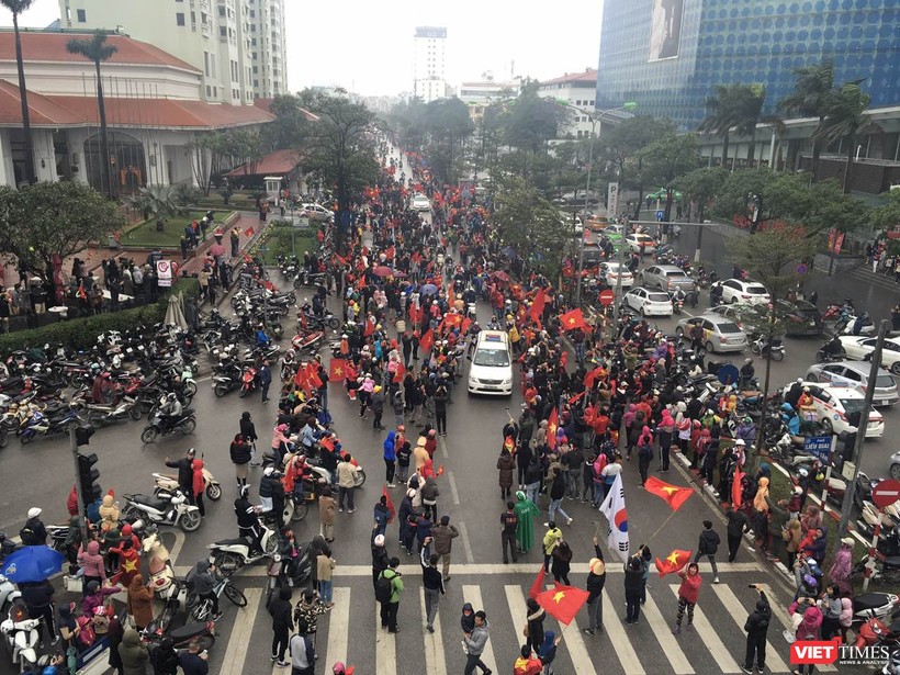 Hàng vạn người đội mưa rét, đứng dọc 30km đón mừng U23 Việt Nam ảnh 43 Hàng vạn người đội mưa rét, đứng dọc 30km đón mừng U23 Việt Nam ảnh 43