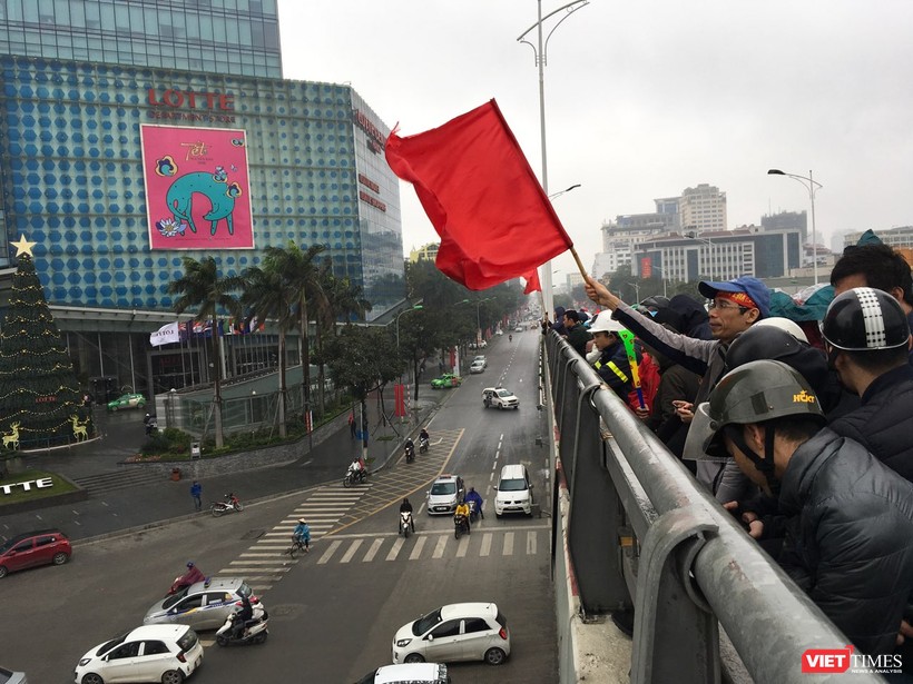 Hàng vạn người đội mưa rét, đứng dọc 30km đón mừng U23 Việt Nam ảnh 44 Hàng vạn người đội mưa rét, đứng dọc 30km đón mừng U23 Việt Nam ảnh 44