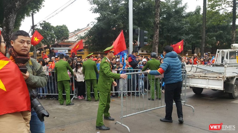 Hàng vạn người đội mưa rét, đứng dọc 30km đón mừng U23 Việt Nam ảnh 45 Hàng vạn người đội mưa rét, đứng dọc 30km đón mừng U23 Việt Nam ảnh 45