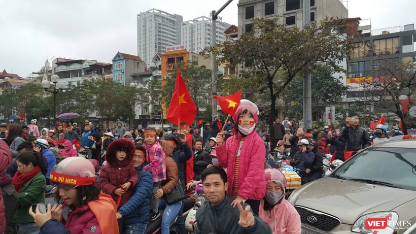 Hàng vạn người đội mưa rét, đứng dọc 30km đón mừng U23 Việt Nam ảnh 42 Hàng vạn người đội mưa rét, đứng dọc 30km đón mừng U23 Việt Nam ảnh 42