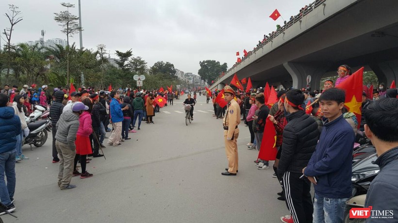 Hàng vạn người đội mưa rét, đứng dọc 30km đón mừng U23 Việt Nam ảnh 46 Hàng vạn người đội mưa rét, đứng dọc 30km đón mừng U23 Việt Nam ảnh 46