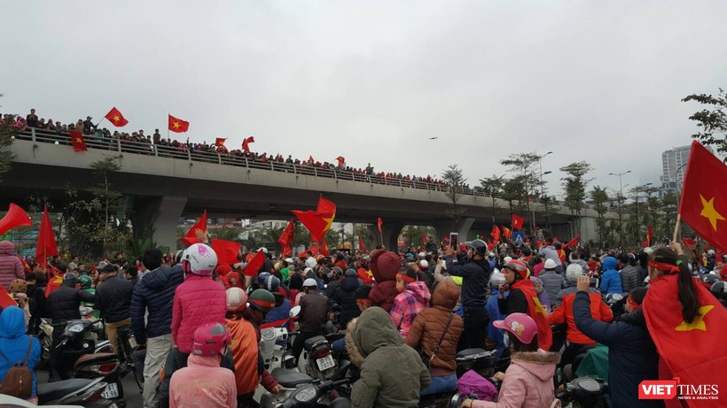 Hàng vạn người đội mưa rét, đứng dọc 30km đón mừng U23 Việt Nam ảnh 47 Hàng vạn người đội mưa rét, đứng dọc 30km đón mừng U23 Việt Nam ảnh 47