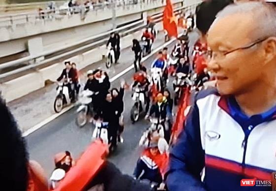 Hàng vạn người đội mưa rét, đứng dọc 30km đón mừng U23 Việt Nam ảnh 48 Hàng vạn người đội mưa rét, đứng dọc 30km đón mừng U23 Việt Nam ảnh 48