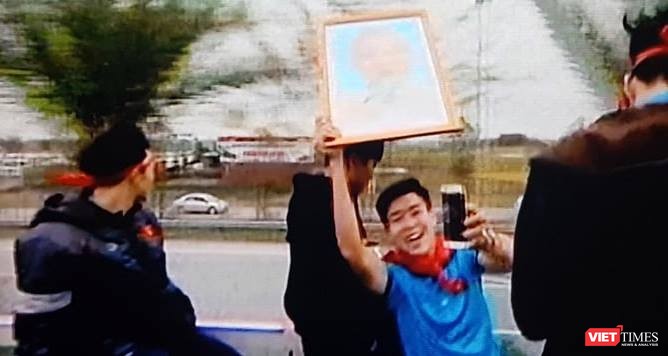 Hàng vạn người đội mưa rét, đứng dọc 30km đón mừng U23 Việt Nam ảnh 49 Hàng vạn người đội mưa rét, đứng dọc 30km đón mừng U23 Việt Nam ảnh 49