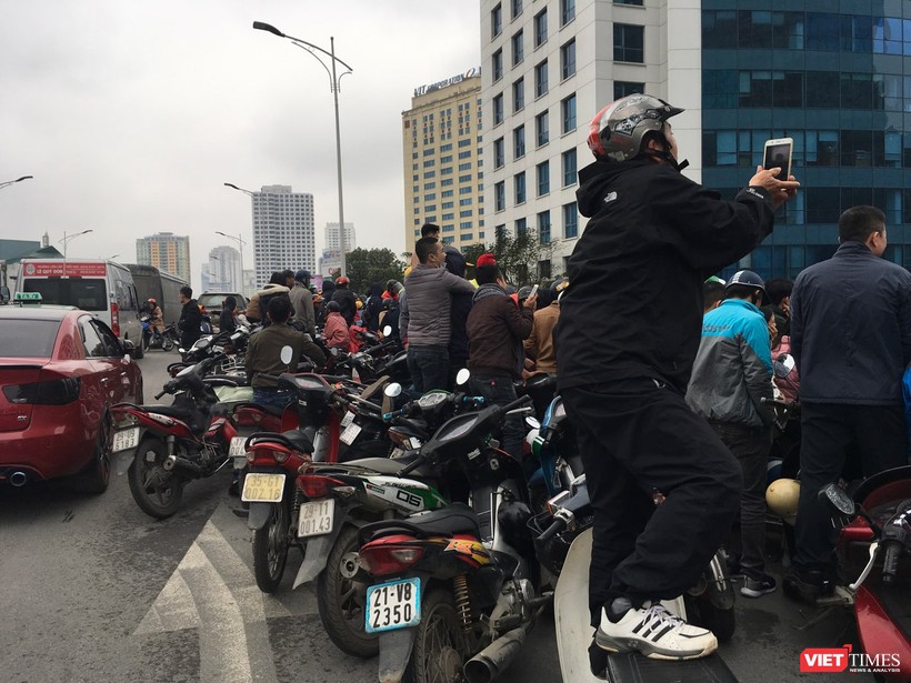 Hàng vạn người đội mưa rét, đứng dọc 30km đón mừng U23 Việt Nam ảnh 53 Hàng vạn người đội mưa rét, đứng dọc 30km đón mừng U23 Việt Nam ảnh 53
