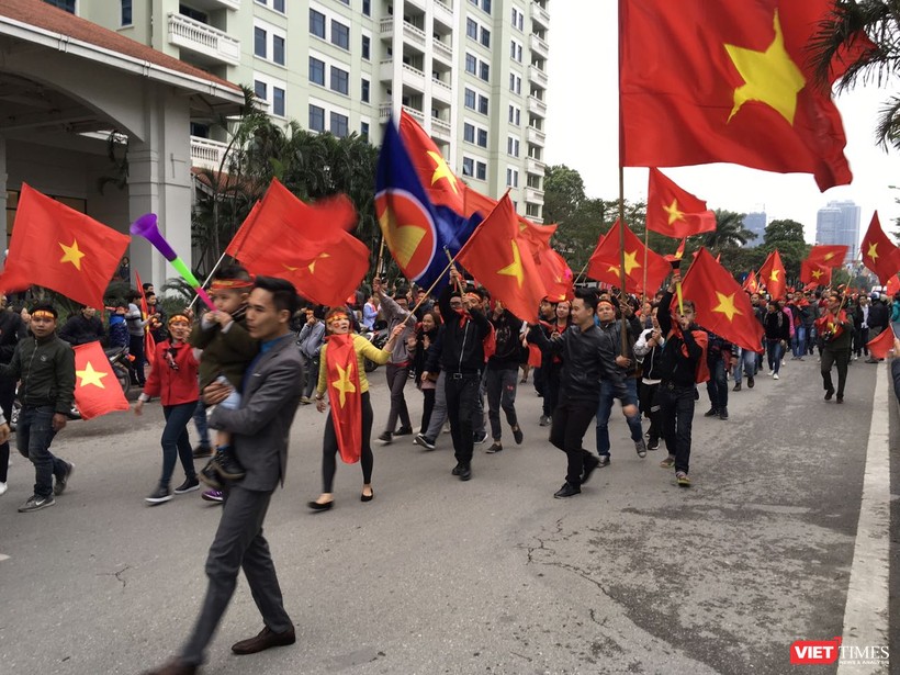 Hàng vạn người đội mưa rét, đứng dọc 30km đón mừng U23 Việt Nam ảnh 54 Không chỉ cờ Việt Nam tung bay đỏ rục buổi chiều nay, cờ ASEAN cũng tung bay trong gió. Vinh quang này không chỉ của dân tộc Việt Nam mà là thành tích chung của khối ASEAN.