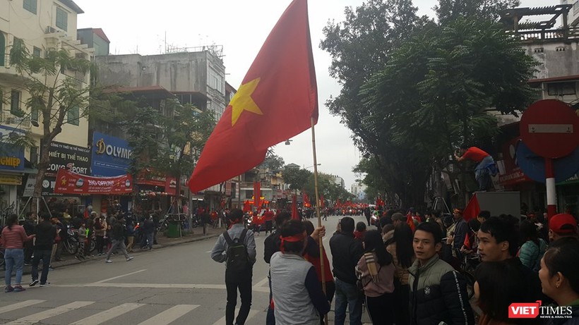 Hàng vạn người đội mưa rét, đứng dọc 30km đón mừng U23 Việt Nam ảnh 55 Hàng vạn người đội mưa rét, đứng dọc 30km đón mừng U23 Việt Nam ảnh 55