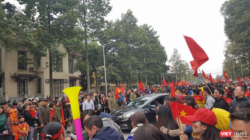 Hàng vạn người đội mưa rét, đứng dọc 30km đón mừng U23 Việt Nam ảnh 56 Hàng vạn người đội mưa rét, đứng dọc 30km đón mừng U23 Việt Nam ảnh 56