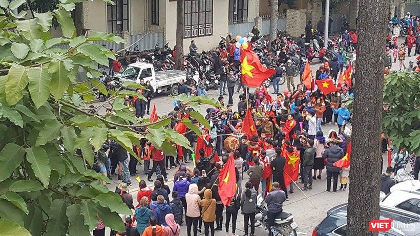Hàng vạn người đội mưa rét, đứng dọc 30km đón mừng U23 Việt Nam ảnh 57 Hàng vạn người đội mưa rét, đứng dọc 30km đón mừng U23 Việt Nam ảnh 57