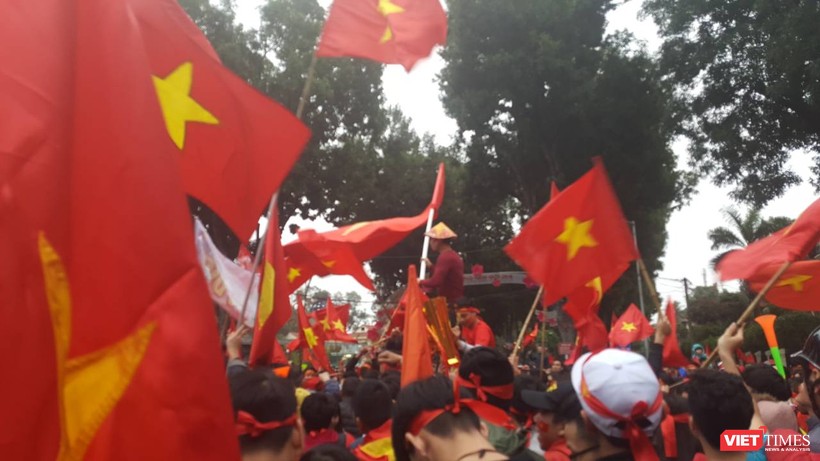 Hàng vạn người đội mưa rét, đứng dọc 30km đón mừng U23 Việt Nam ảnh 58 Hàng vạn người đội mưa rét, đứng dọc 30km đón mừng U23 Việt Nam ảnh 58